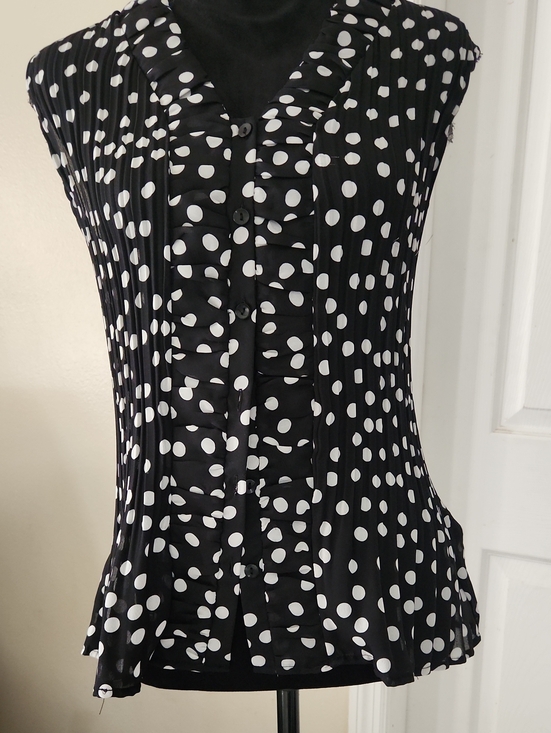 The Unbranded Brand Tops - Women’s Black & White Polka Dot Sleeveless Blouse
